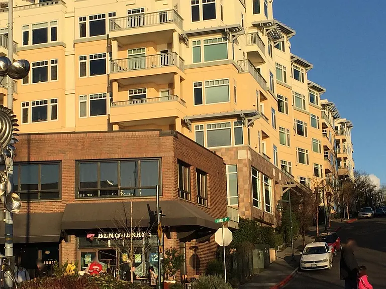 Heart of downtown Kirkland, walk to restaurants and shops