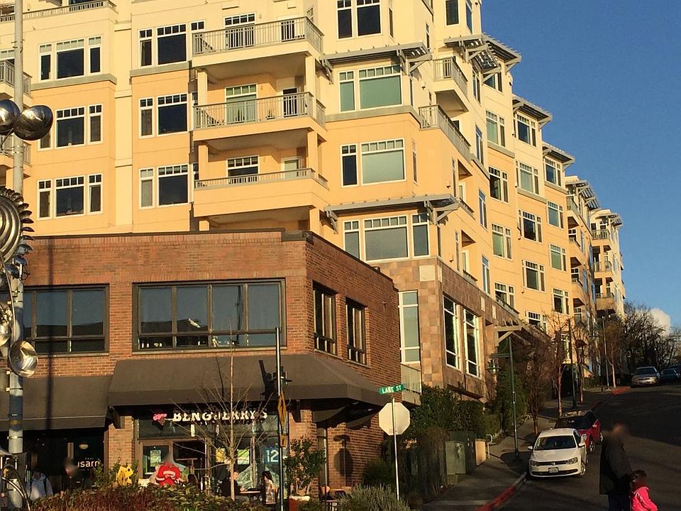 Heart of downtown Kirkland, walk to restaurants and shops