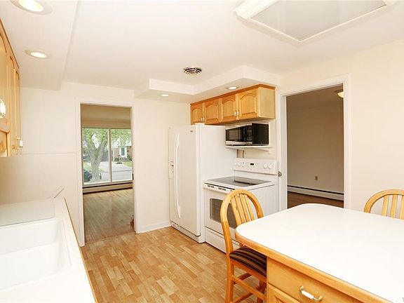 5th image of 26 Briarlee Dr