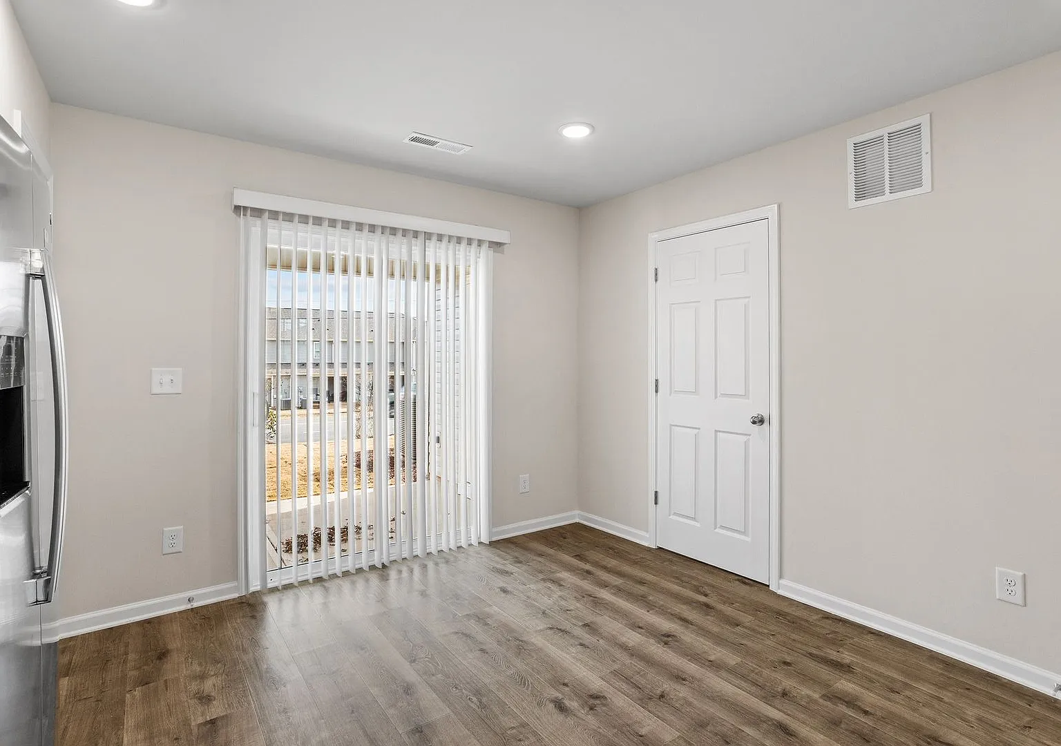2 bd 2.5 ba townhome — Photo 4