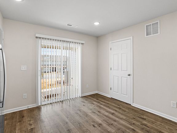 4th image of 1043 Peony Ln