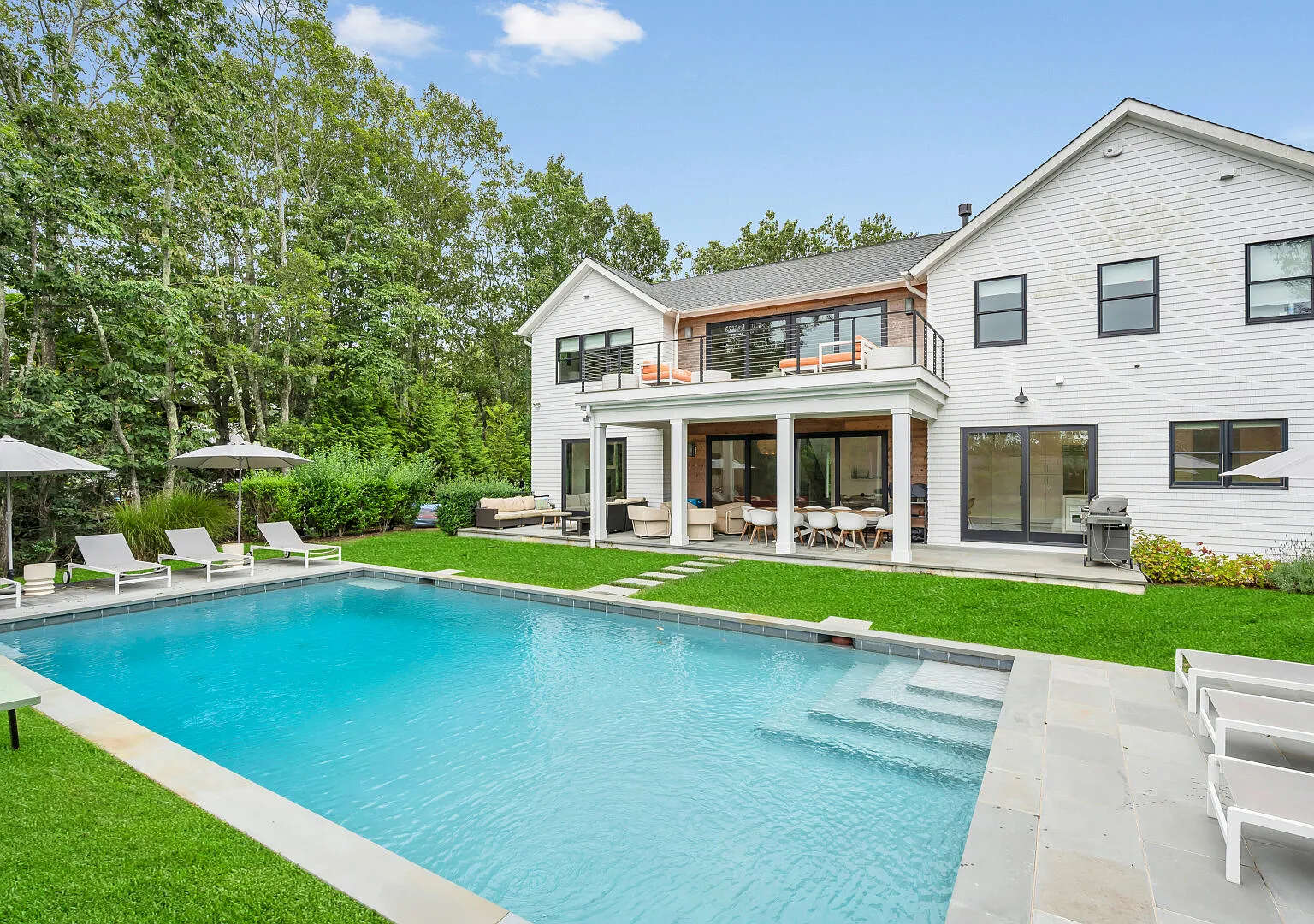 Newly constructed modern home, bluestone patio, Gunite pool — Photo 1