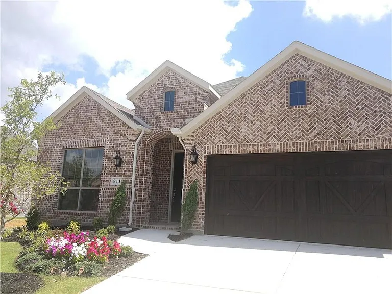 811 Knox Dr — Photo 2