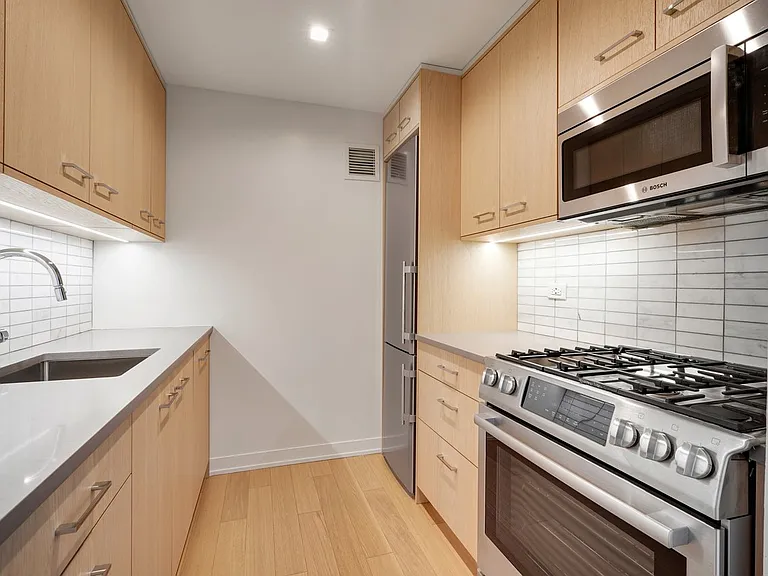 1 Columbus Pl #N7C — Photo 8