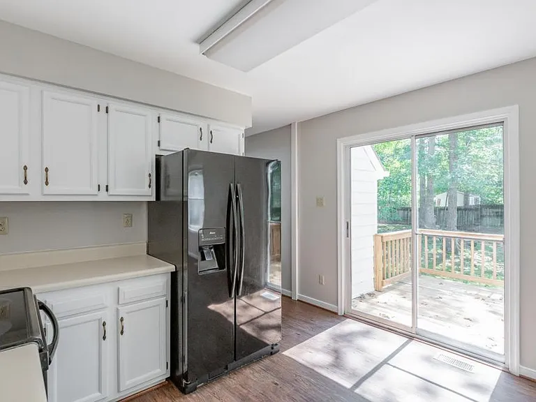 8915 Castle Point Dr — Photo 14