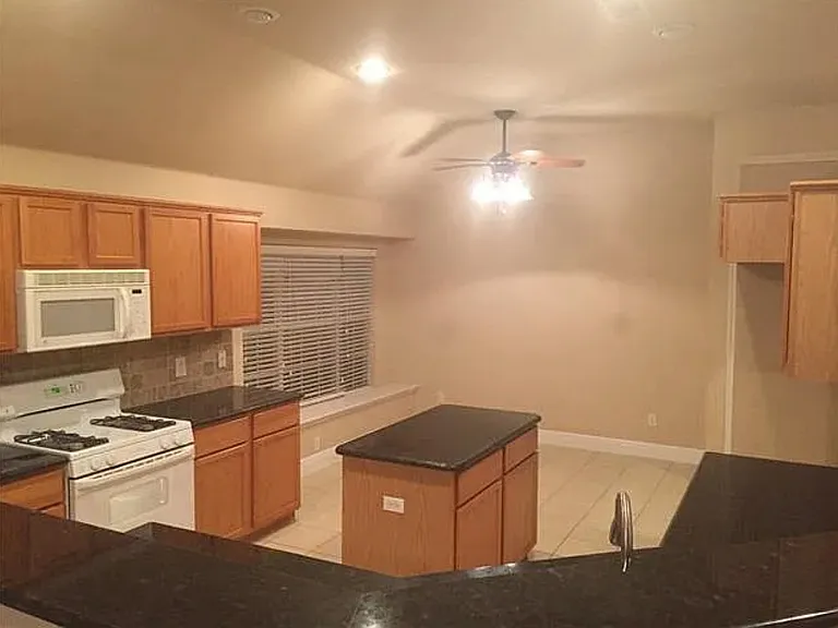 2525 Persimmon Dr — Photo 10