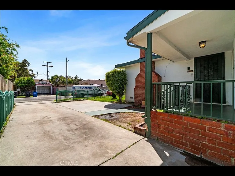 4011 E Elizabeth St — Photo 2