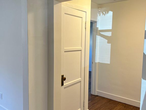 5th image of 2318 Wellesley Ave