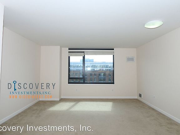 2nd image of 250 King St Unit 578
