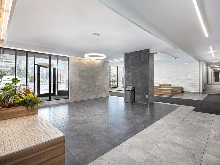 71 Thorncliffe Park Dr — Photo 4