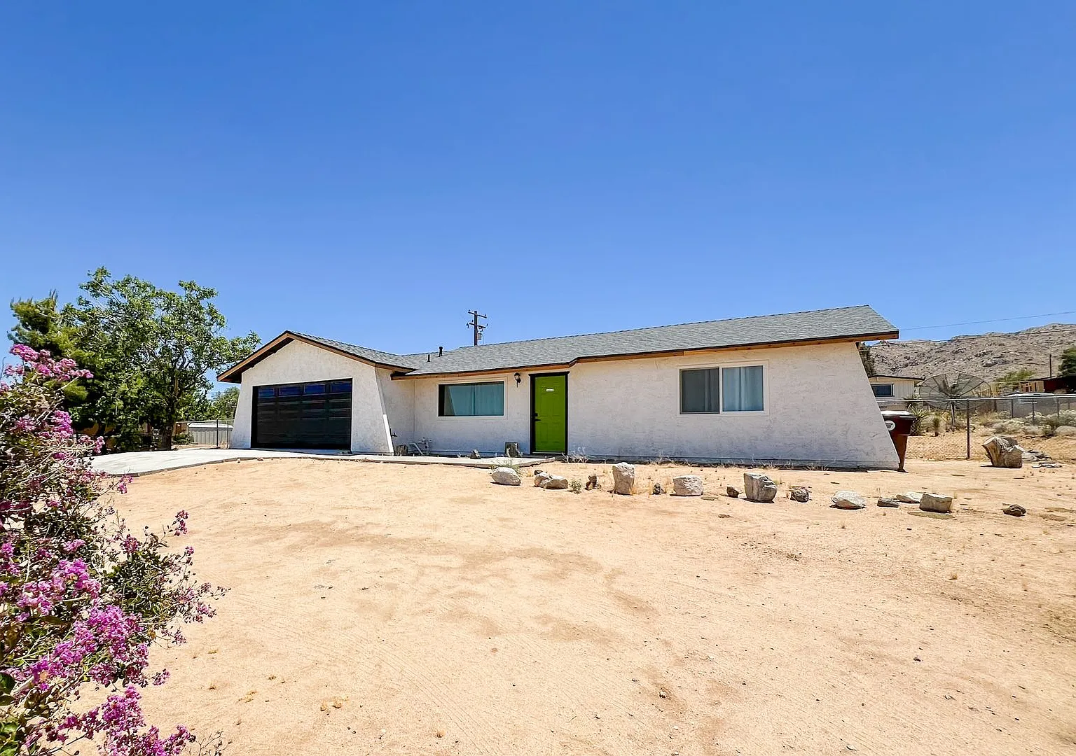 Joshua Tree Home with Desert Views — Photo 1