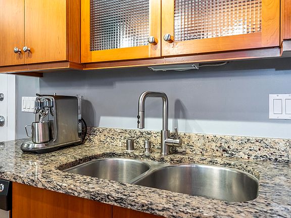 4th image of 350 E Short St Unit 215
