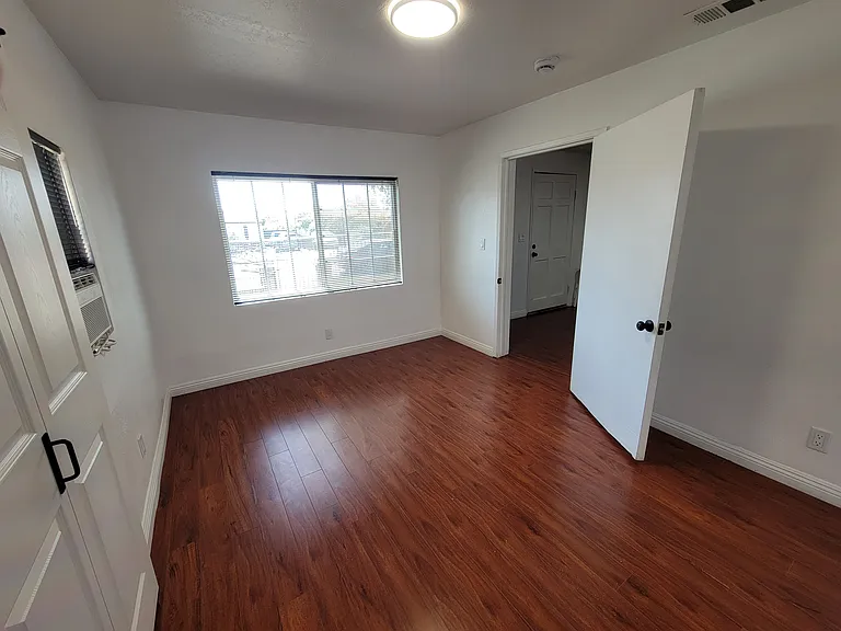 N Soldano Ave — Photo 17