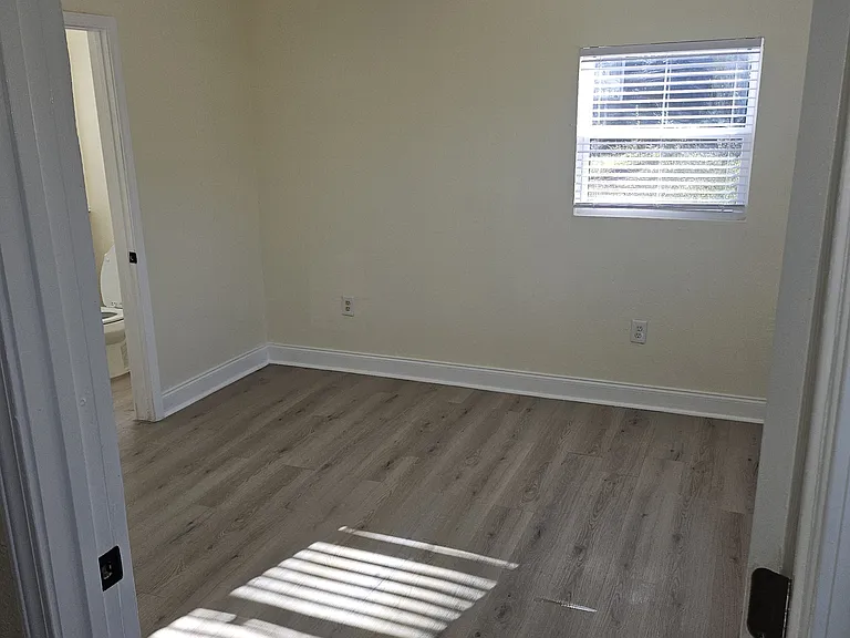 1025 Avenue E — Photo 20