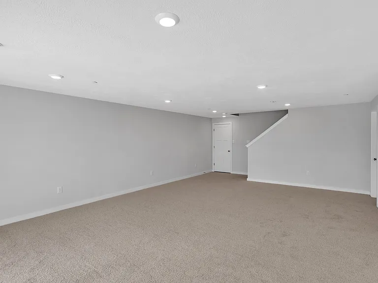 126 Scotland Ln — Photo 32