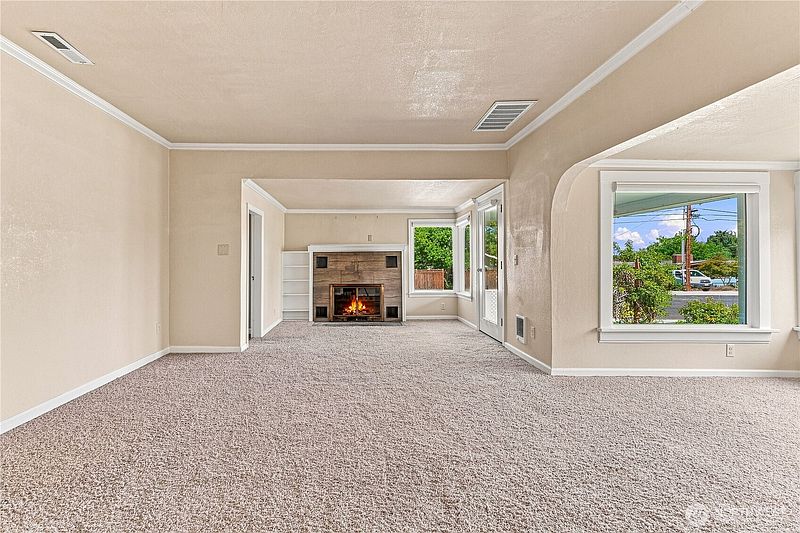 4th image of 1647 Washington Street