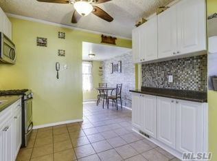 20 E Walnut St, Islip, NY 11751