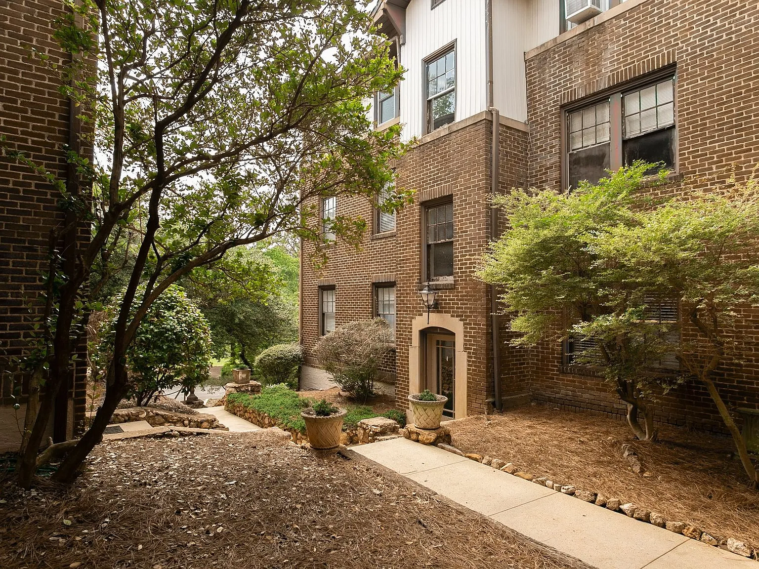 Highland Court — Photo 2
