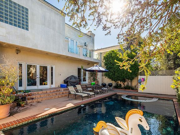 4th image of 2205 N Poinsettia Ave