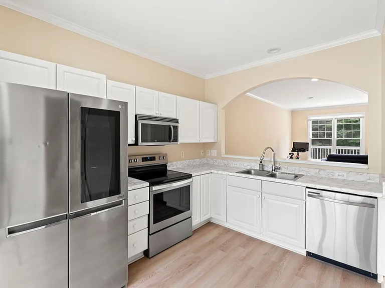 904 Edgewater Cir — Photo 3