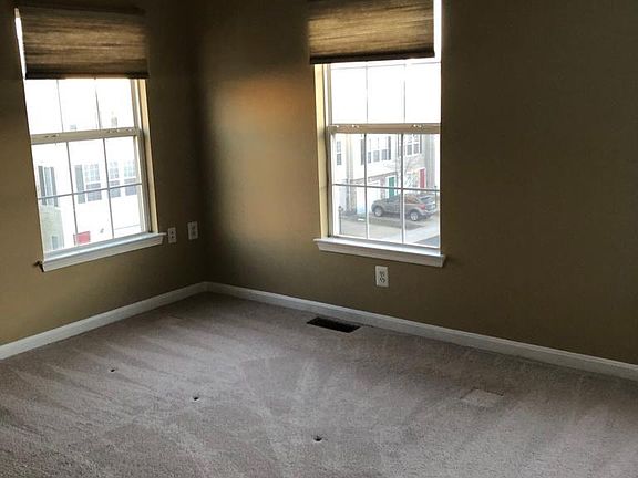 4th image of 22939 Fontwell Sq