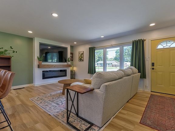 4th image of 320 W Mill Rd