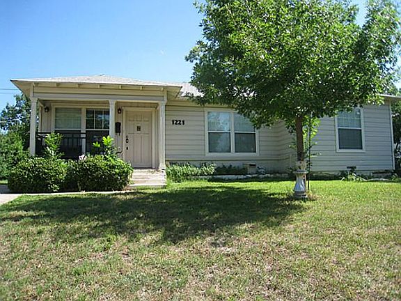 2nd image of 1221 W Lovers Ln