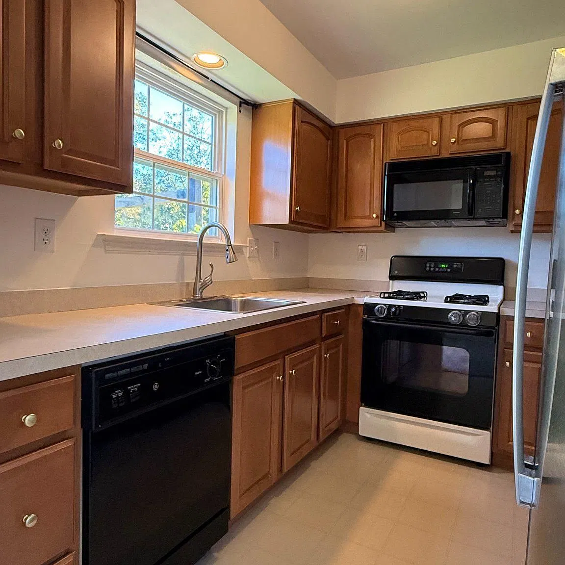 2 bed, 1.5 bath, 1305 sqft, $2,095 — Photo 2
