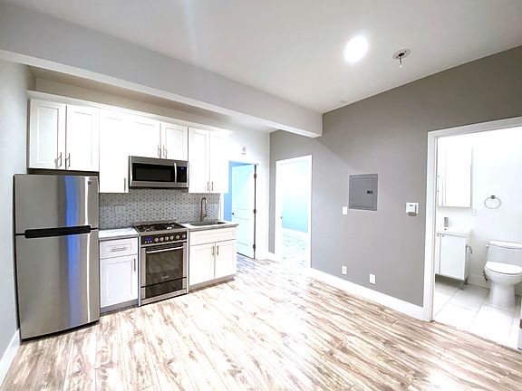 3rd image of 1085 Washington St #205