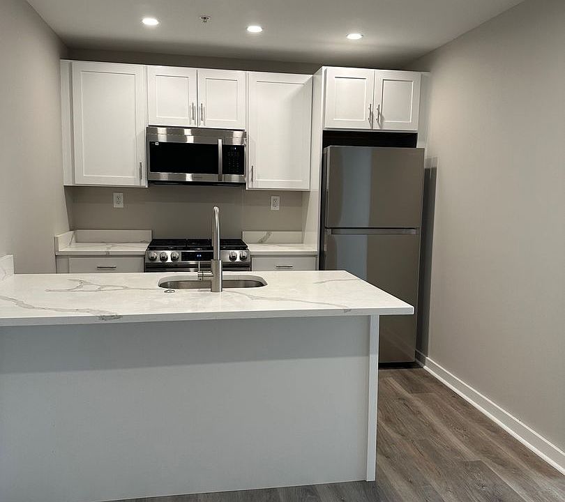 1st image of 114 York Rd #101