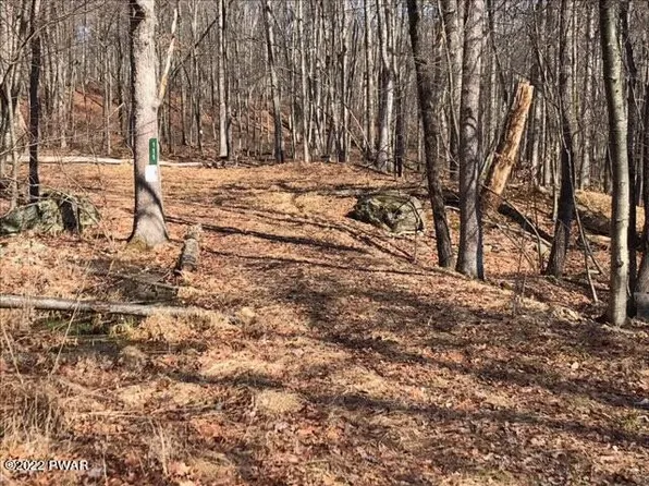 111 Lake View Cir, Lords Valley, PA 18428