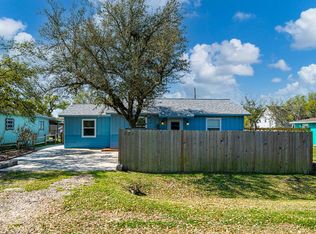 221 Lazy Ln, Rockport, TX 78382