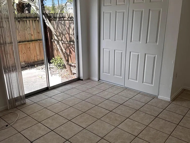 108 SW Lincoln Cir N #1 — Photo 7
