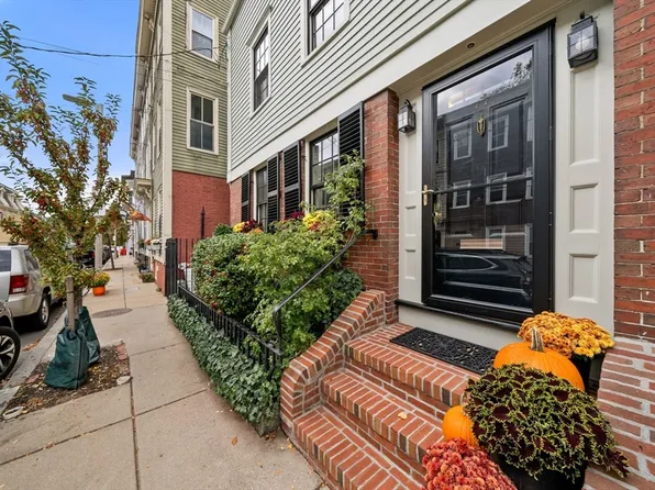 77 Russell St, Charlestown, MA 02129