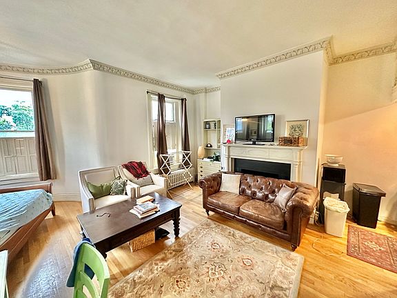 3rd image of 1000 22nd St NW #5