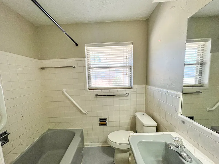 2737 Plymouth Ln — Photo 12