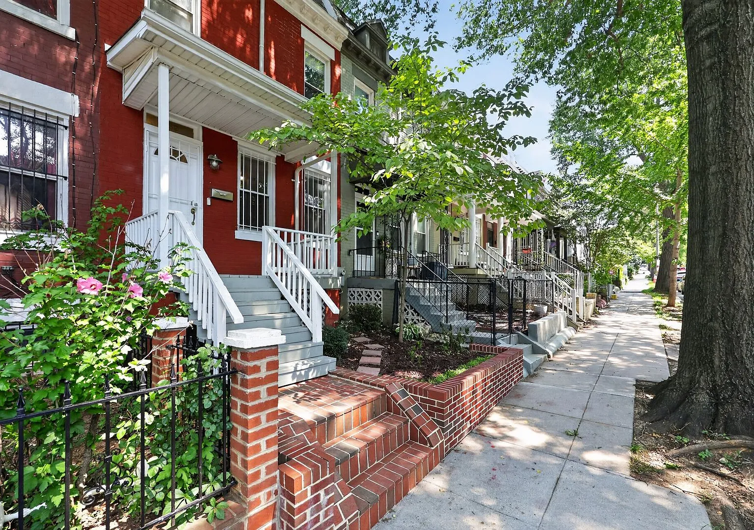 Charming Wardman-Style Rowhouse in Columbia Heights Private Deck & Fenced Yard — Photo 2