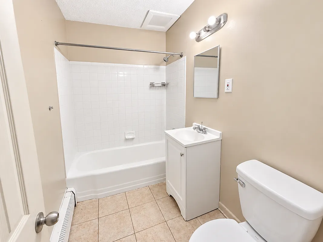 4 bed, 1.0 bath, 852 sqft, $2,000 — Photo 2