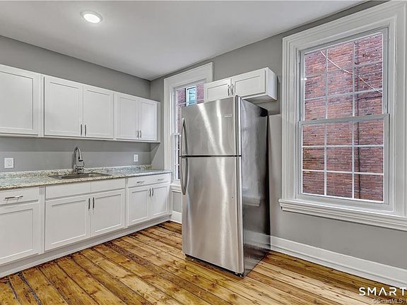 3rd image of 981 State St #2