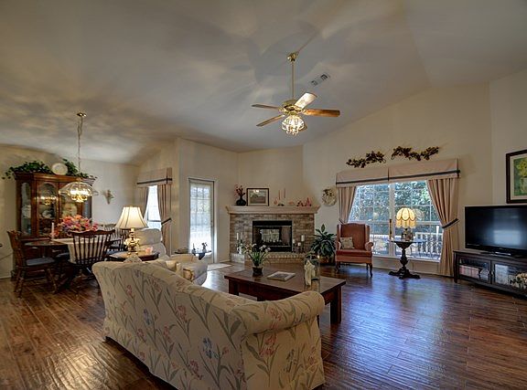 2nd image of 1261 Victory Ln