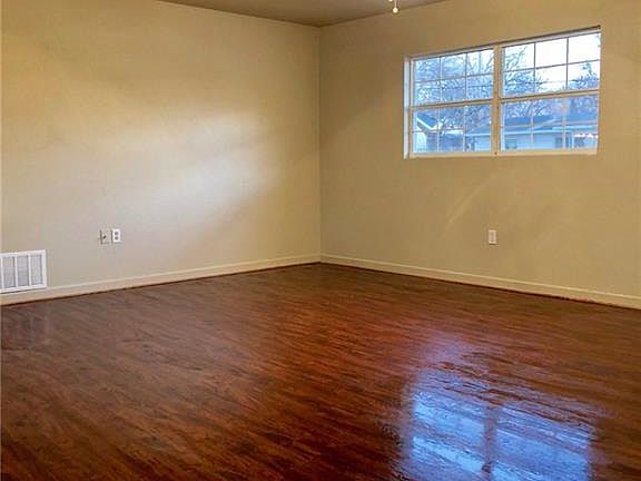 4th image of 2521 Oak Dr