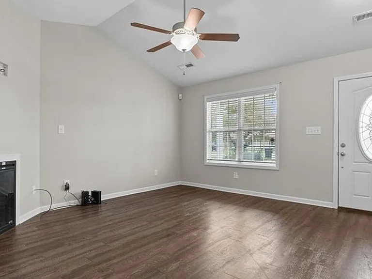 1595 Rossmore Dr — Photo 2