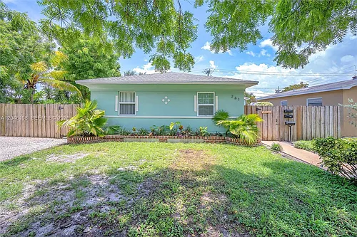 261 SW 15th St #2 Photo 1