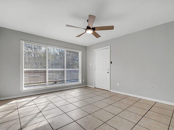 5th image of 807 Marilyn Ct
