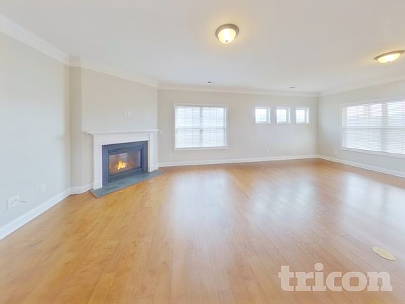3rd image of 910 Deepwood Ct