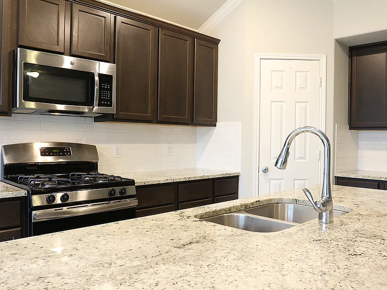 1108 Kingston Ct — Photo 5