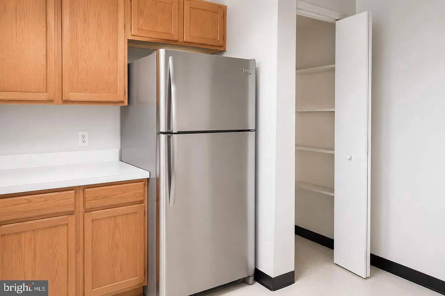 2 bed, 1.0 bath, 936 sqft, $2,300 — Photo 3