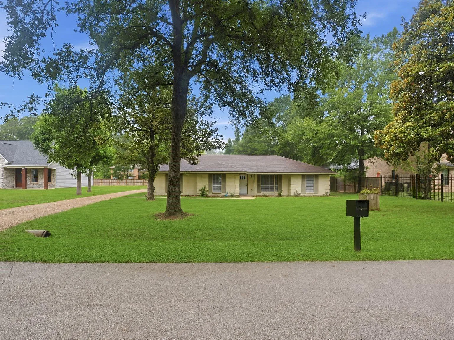 3 bed, 2.0 bath, 1703 sqft, $2,500 — Photo 3