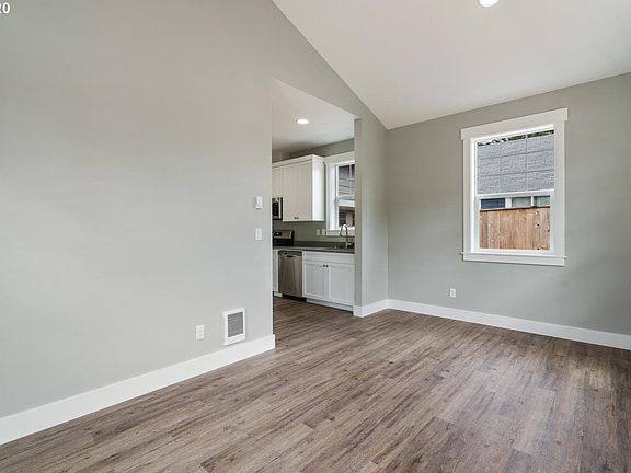 5th image of 313 SE Neptune Ave