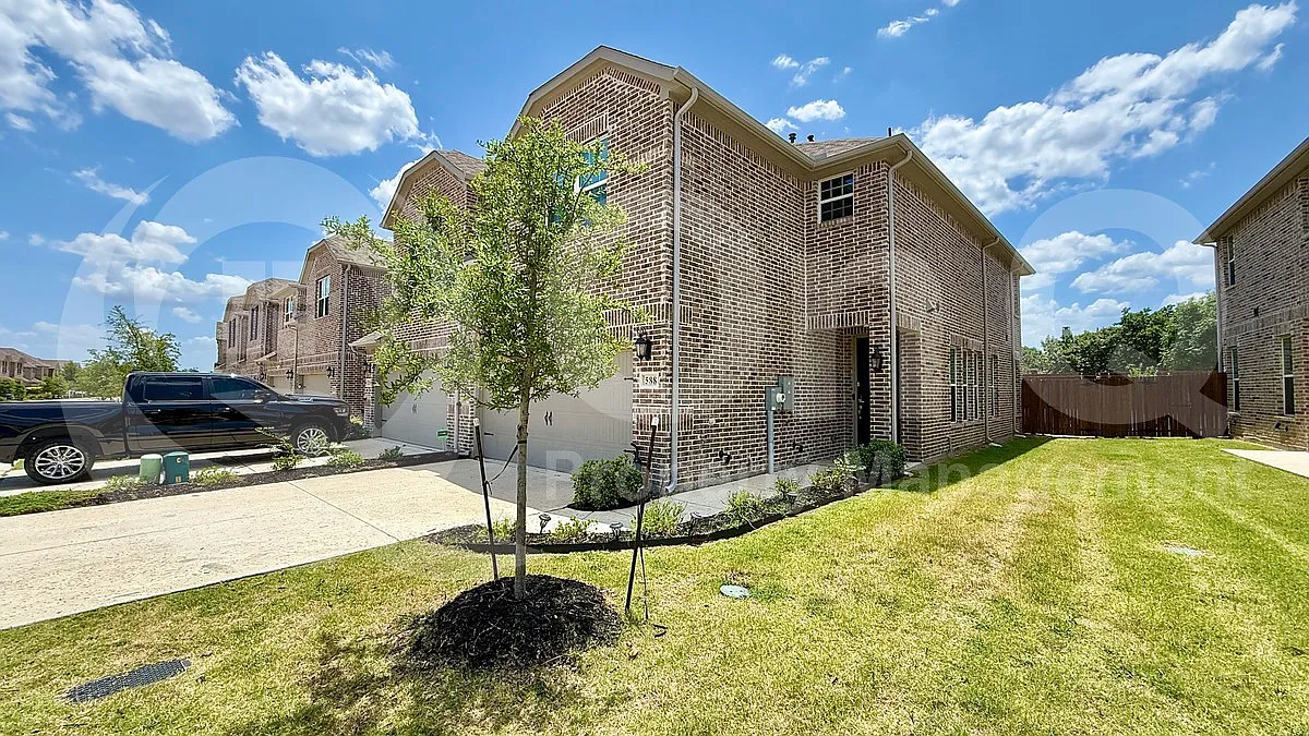 4 bed, 4.0 bath, 2012 sqft, $2,999 — Photo 2